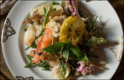 Quel est le nom de cette assiette ou cornet de friture de poissons et de produits de la mer typique de Venise ?