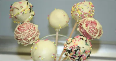 C'est un petit gâteau qui ressemble à une sucette et change de look à l'infini grâce à des billes, du glaçage...