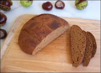 De quelle région vient le pain pulenda à la farine de châtaigne ?