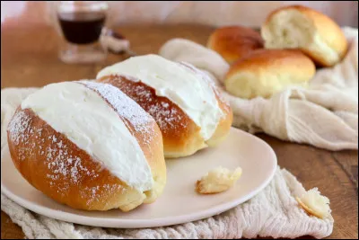 C'est une petite brioche fourrée à la chantilly. Les Romains en raffolent.