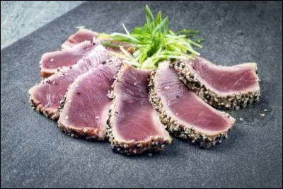 Quelle est cette technique culinaire japonaise où l'on saisit du poisson mariné en le gardant cru à cur ?