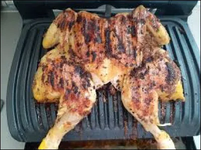 Quelle est cette façon de cuire un poulet à plat ce qui lui donne l'aspect d'un autre animal ?