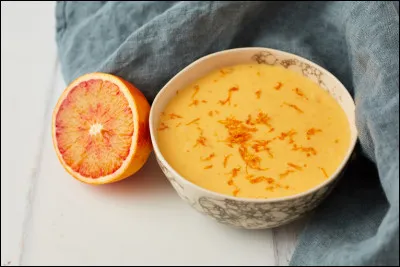 Cette sauce est préparée comme la sauce hollandaise, sauf qu'on emploie de l'orange au lieu du citron.