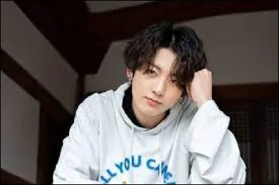 Il aime beaucoup jouer aux jeux vidéo avec...