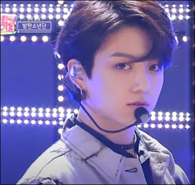 Jungkook est-il droitier ou gaucher ?