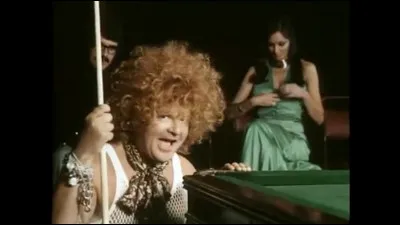 Dans le sketch du billard, alors qu'il est doué en réussissant des coups exceptionnels qui tiennent du prodige, comment perd-il ?