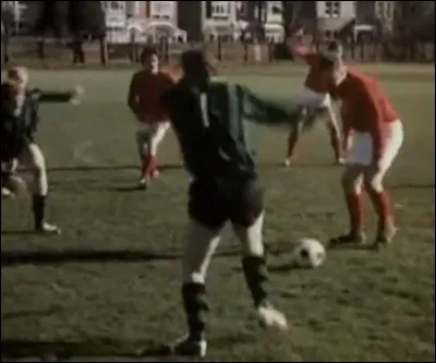 Dans le sketch du match de la semaine, pourquoi Benny Hill est-il "irrésistible balle au pied" ?