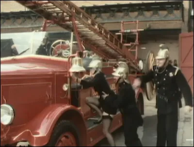 Dans le sketch des pompiers, pourquoi Benny Hill ne secoure pas la fenêtre de l'immeuble d'où sort la fumée mais préfère intervenir sur une autre ?