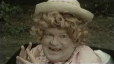 Dans ce sketch où Benny Hill joue un bébé, quelle est la particularité de ce dernier ?