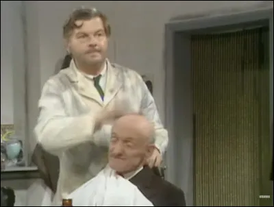 Dans le sketch du coiffeur, Benny Hill est un homme sale qui éternue assez souvent et qui surveille ?