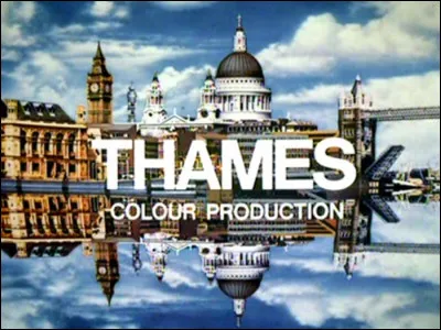 Alors que l'écran de la société de production "Thames" s'affichait pour ouvrir les réjouissances du dimanche soir, quels personnages apparaissaient dans le logo "The Benny Hill Show" ?