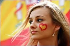 Elle peut sourire et être heureuse, elle est la supportrice de l'équipe qui a remporté la Coupe du monde 2010 !