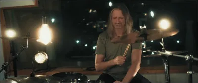 Complétez : 
"Der Winter flieht, das Eis vergeht, die Sonne..."