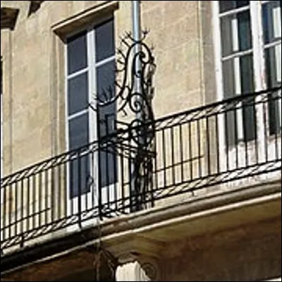 Comment appelle-t-on un balcon longeant toute une façade et divisé par des ferronneries en fonction des appartements ?