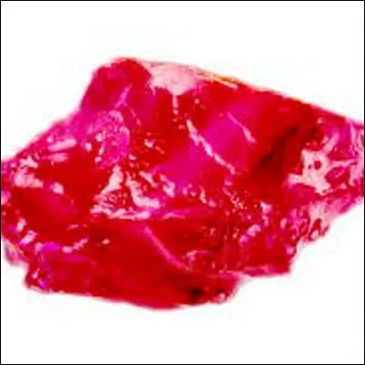 Quelle pierre précieuse doit sa couleur rouge à sa forte teneur en chrome ?