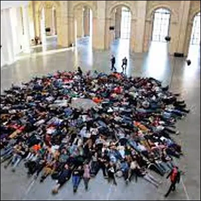 Quel type de rassemblement devenu populaire dans les années 2000 est très bref ?