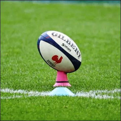 Quel club de rugby français est le premier à remporter trois Coupes dEurope consécutives ?