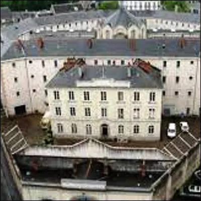 Quel groupe fondé par Jean-Louis Jossic, Jean Chocun et Jean-Paul Corbineau a popularisé en 1972 la chanson "Dans les prisons de Nantes" ?