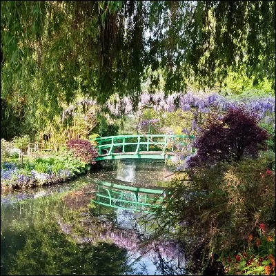 Quel jardin riche en nymphéas est la deuxième attraction la plus visitée de Normandie après le mont Saint-Michel ?
