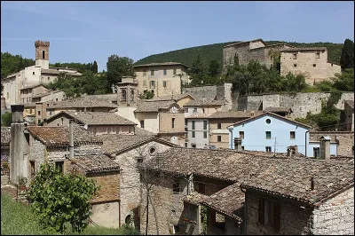 Où se trouve Serrapetrona ?