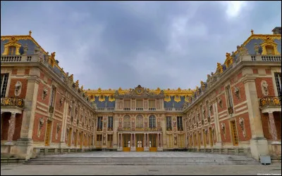 En quelle année ce roi a-t-il fait construire le château de Versailles ?