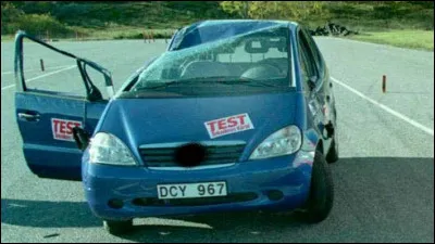 À propos de test, voici le résultat d'un test de tenue de route réalisé en 1997 près de Stockholm qui s'est mal terminé. Quel est ce véhicule qui a corrigé sa tenue de route depuis ?