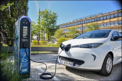 Quelle est cette auto électrique sur sa borne de recharge ?