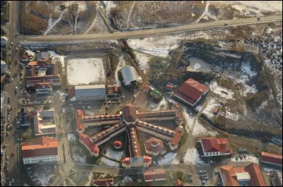 Vu du ciel, à quelle forme la prison d'Ushuaïa, en Argentine, vous fait-elle penser ?