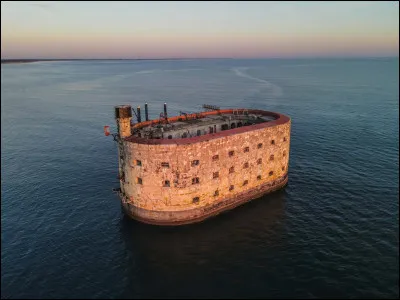 Durant la Seconde Guerre mondiale, la prison de Fort Boyard servit de cible d'entraînement aux Français.