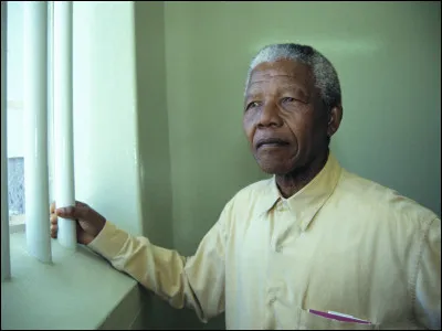 Combien d'années Nelson Mandela a-t-il passé dans la prison de Robben Island ?