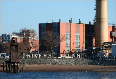Quel drame a eu lieu dans la prison de Rikers Island ?