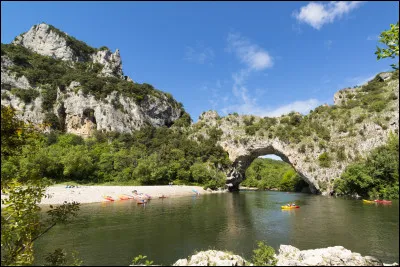 Pays de l'Ardèche fait de collines, de vallées postées à l'ombre du Rhône, constitué d'un relief parfois spectaculaire comme le Pont d'Arc, c'est ?