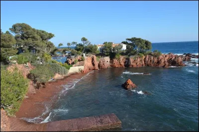 C'est un paradis resté sauvage dans le Sud-Est de la France (département du Var), marqué par des roches rouges plongeant dans la Méditerranée de couleur bleue azur... c'est ?