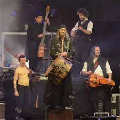 Complétez : 
"Ein Smaragd, ein Rubin, wie farbige..."