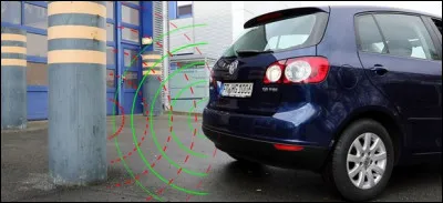 Lorsque je recule avec une auto, quelle est la technologie utilisée par le radar situé dans le pare-choc pour ne pas taper dans un obstacle ?