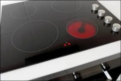 À qui doit-on rendre hommage pour faire cuire la marmite sur une plaque de cuisson vitro-céramique ?