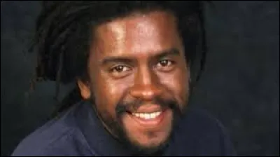 Février : Dans le film ''Un Indien dans la ville'', on peut entendre le titre le plus connu de Tonton David : ''Chacun sa route''. Quel duo d'acteurs était en tête d'affiche ?