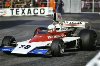 Cette écurie américaine connue grâce au NASCAR et à l'Indycar s'est essayée à la F1 de 1974 à 1976. Quelle est cette écurie qui a réussi à s'extirper de son fond de grille pour placer une victoire avant de quitter la discipline ?