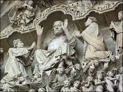 Dans quelle cathédrale gothique trouve-t-on la statue du Beau Dieu, représentation du Christ parmi les plus élégants du XIIIe siècle et située sur le trumeau du portail central ?