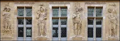 Quel sculpteur français du XVIe siècle, à qui on doit notamment les sculptures de la fontaine des Innocents à Paris, était surnommé "le Phidias français" ?