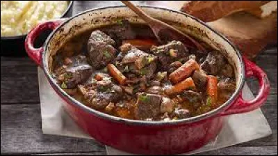 Quel vin entre dans la composition de la recette traditionnelle du boeuf bourguignon ?