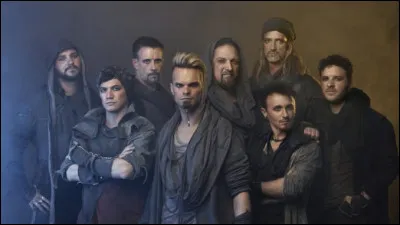 Complétez : 
"Wir sind geboren um frei zu..."