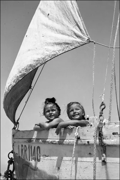 "Les petites filles du bateau" est de quel photographe ?