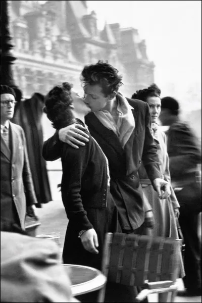 "Le baiser de l'Hôtel de Ville" est de quel photographe ?