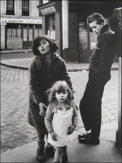 "Les enfants de la place Hebert" est de quel photographe ?