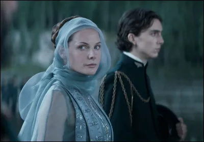 Commet est appelée cette femme, issue d'une lignée bien particulière ?