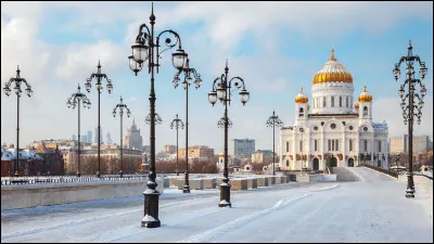 Dans le film "Le Docteur Jivago", quelle actrice joue le rôle de l'épouse d'Omar Sharif ?