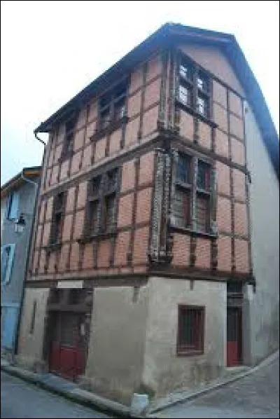 Nous sommes près de la frontière avec Andorre, devant la maison dite la Rendez-vous de chasses des comtes de Foix, à Siguer. Commune occitane, elle se situe dans le département ...