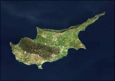 Quelle est la superficie approximative de l'île de Chypre ?