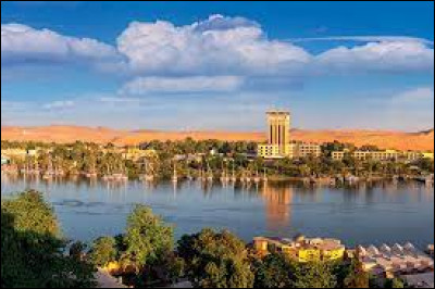Sur le territoire de quel pays pénètre le Nil après avoir traversé le Soudan ?